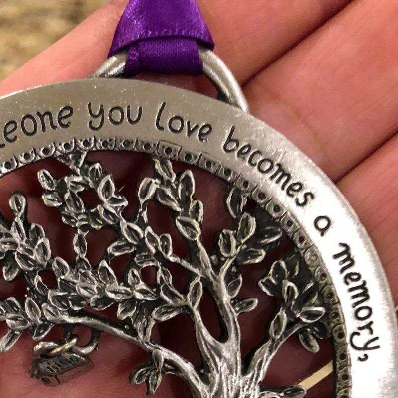 "When someone you love becomes a memory" - Solemn Christmas remembrance | Yeouu