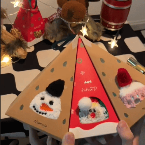 Yeouu | Christmas socks in gift box design | Plush house & cuddle socks | Universal size