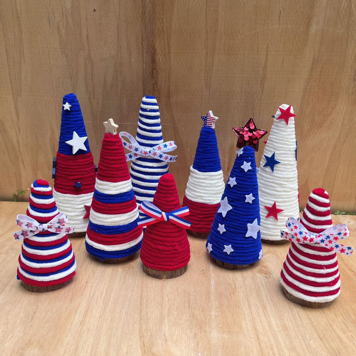 Unisex festive table tree made of knitted fleece with star topper and wooden base Yeouu