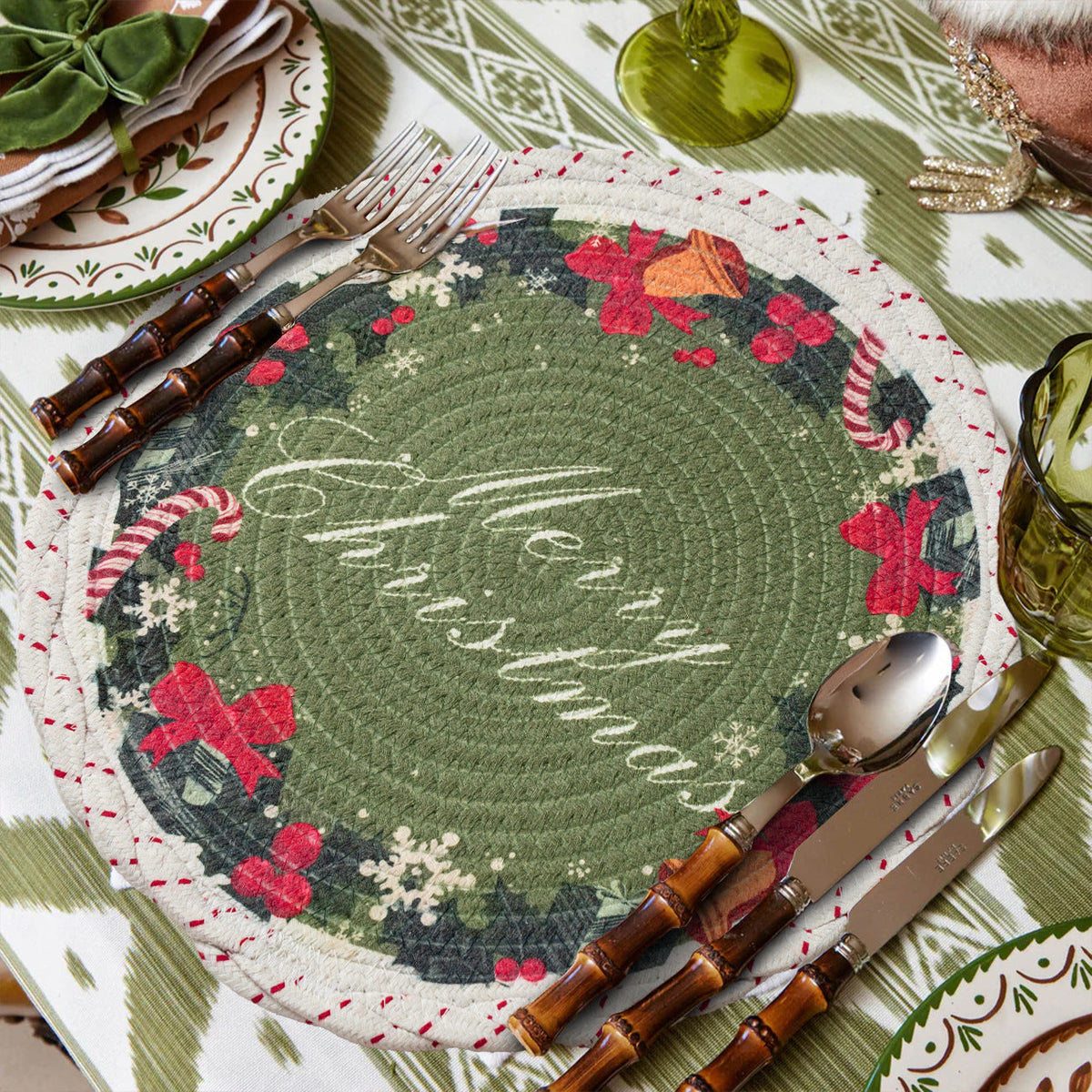 Braided round Christmas tree skirt made of cotton with quilted winter motif Yeouu